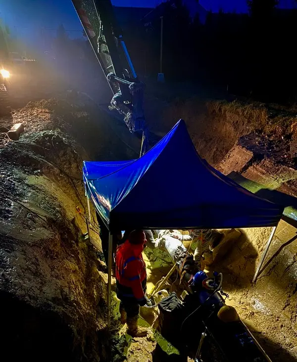 Nocne prace spawalnicze przy rurociągu w głębokim wykopie pod namiotem ochronnym, realizacja Weld-Gaz.