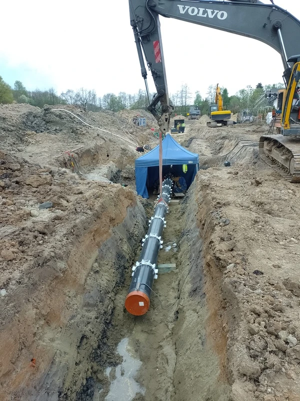 Widok z drona na ukończoną stację gazową, plac manewrowy oraz otaczający teren, pokazujący skalę inwestycji.